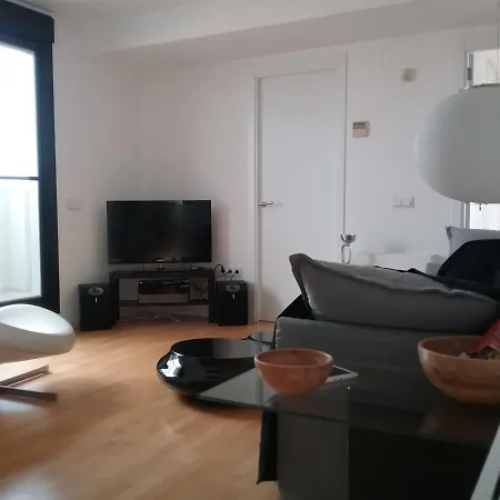 Lovely 2 Bedroom Terrace Wifi Parking Ac Heating Attic Apartment
