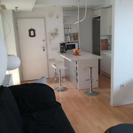 Lovely 2 Bedroom Terrace Wifi Parking Ac Heating Attic Apartment *
