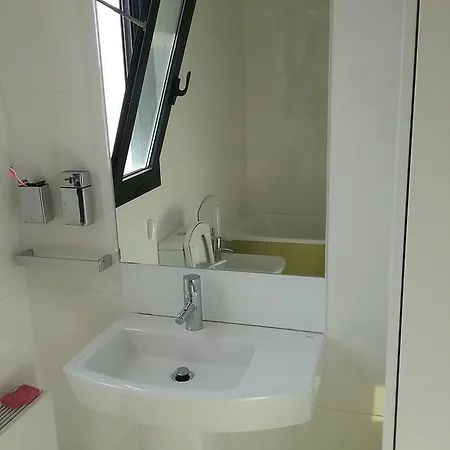 Lovely 2 Bedroom Terrace Wifi Parking Ac Heating Attic Apartment
